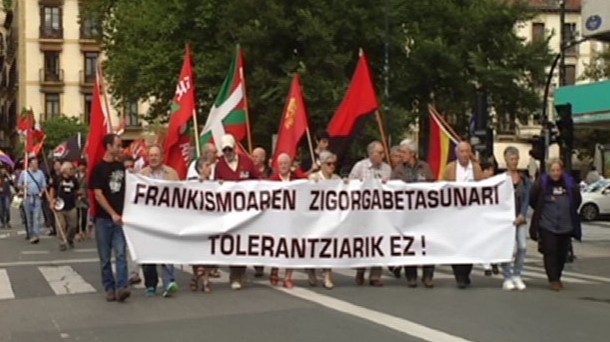 Manifestación contra los crímenes del franquismo en Donostia