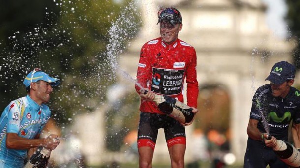 Chris Horner podiumean, Nibali eta Valverde ondoan dituela. Argazkia: EFE