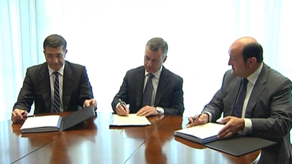 Firma del pacto fiscal entre Patxi López, Iñigo Urkullu y Andoni Ortuzar. EiTB