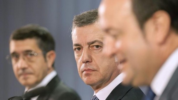 Patxi López, Iñigo Urkullu y Andoni Ortuzar durante la firma del pacto fiscal. Foto: EFE