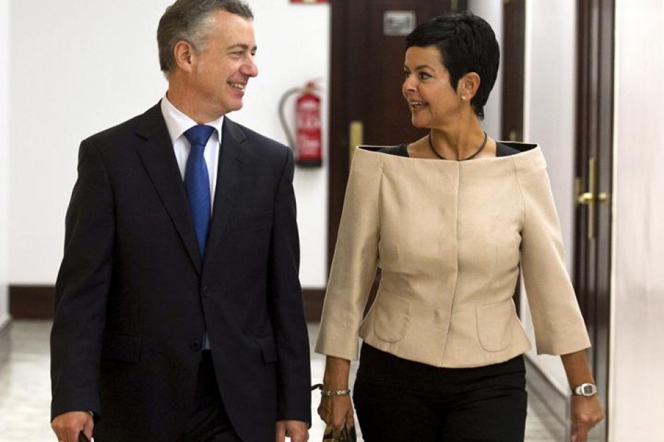 Iñigo Urkullu lehendakaria, bere ematearekin, Eusko Legebiltzarrean, politika orokorreko eztabaidan. (EFE)