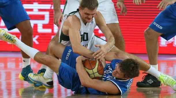 Renaldas Seibutis disputa un balón a Travis Diener. Foto: EFE