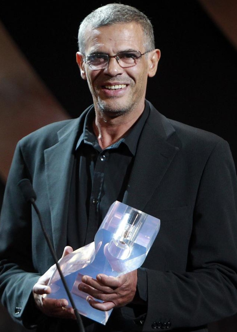 El director Abdellatif Kechiche recibe el Premio Fipresci. (EFE)