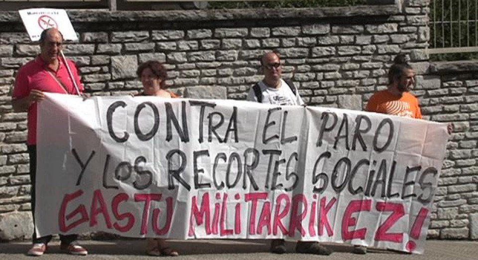 Kakitzat realiza una protesta frente al gobierno militar de Bilbao