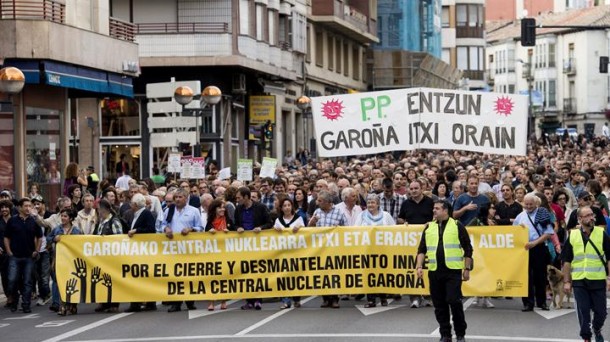 Garoñaren kontrako protestak ehundaka gasteiztar atera ditu kalera. Efe.