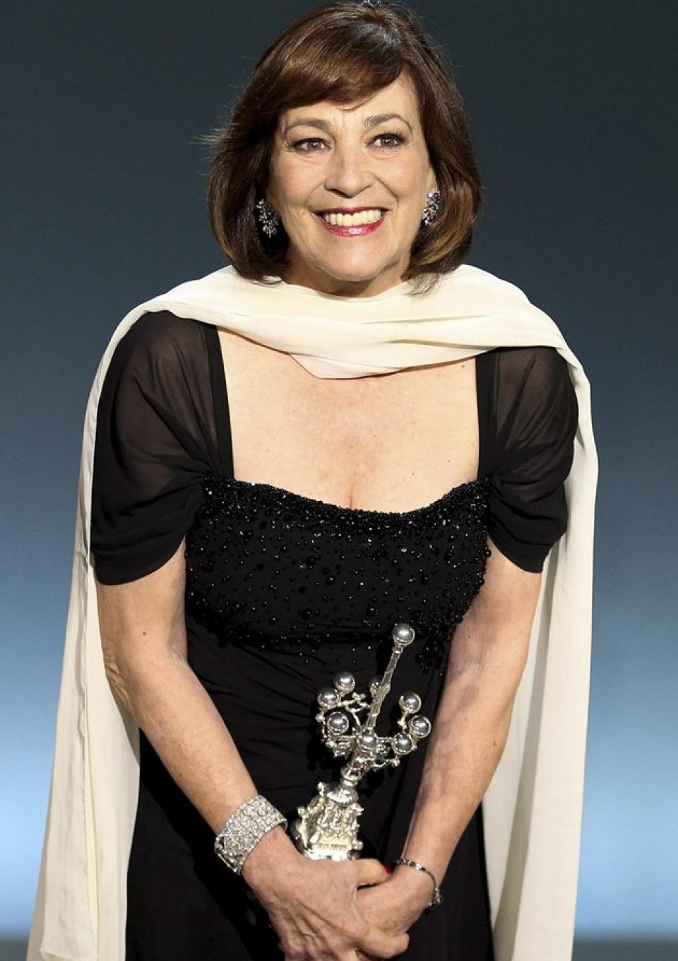 Carmen Maura, con el Premio Donostia. Foto: EFE