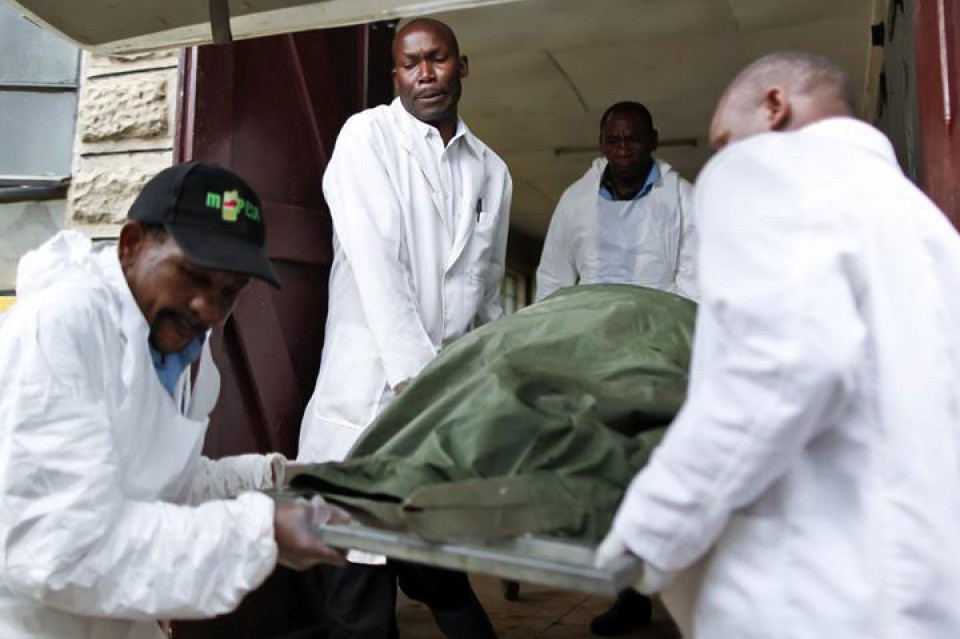 El cuerpo sin vida de un hombre muerto durante el asalto en Nairobi (Kenia). Foto: EFE