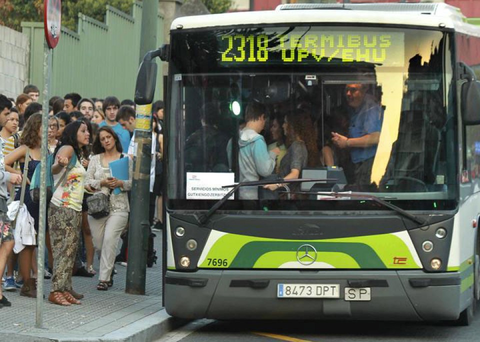 Las colas en los autobuses el pasado martes. Imagen de archivo: EFE