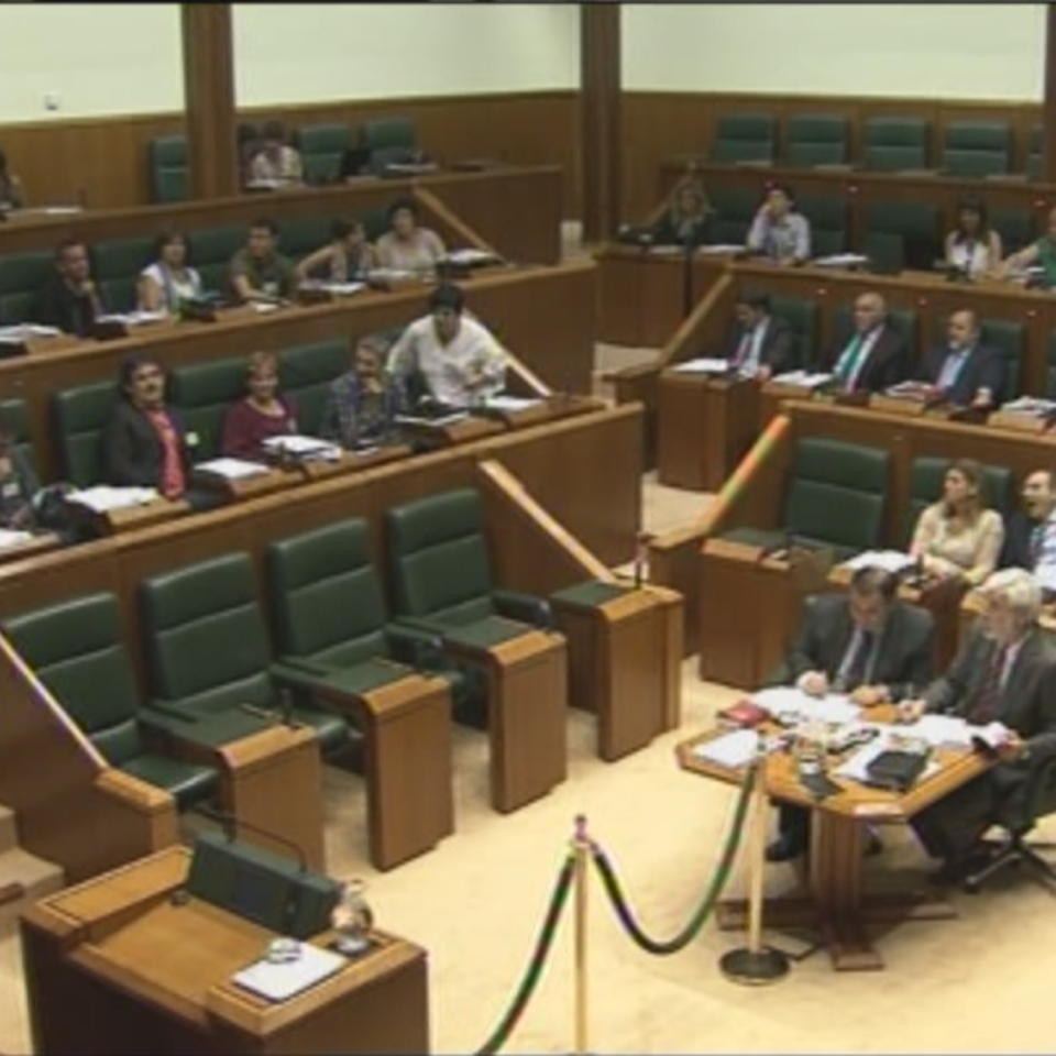 El debate se celebra en el Parlamento vasco. EFE.
