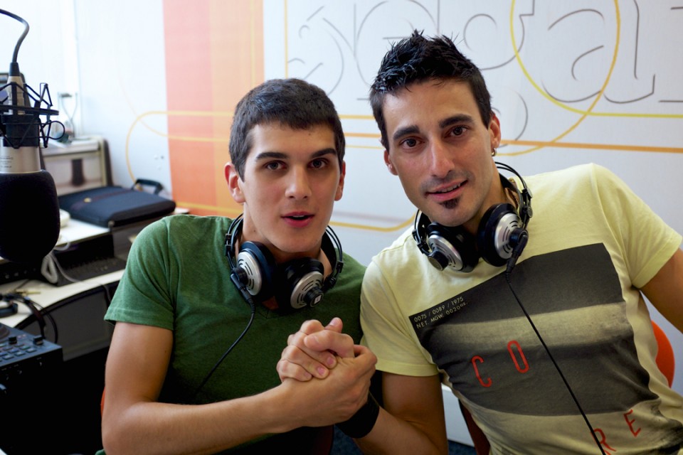 Joseba Sacristan y Oihan Vega, presentadores de 'Top Gaztea'. Foto: EiTB