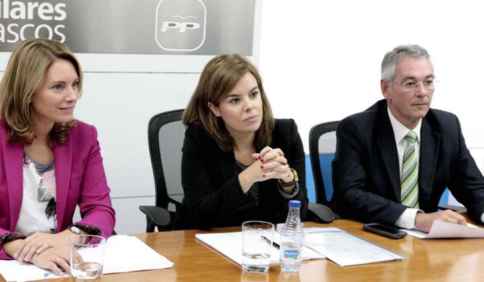 La vicepresidenta del Gobierno, Soraya Sáenz de Santamaría, y los dirigentes del PP vasco. EFE