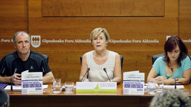 Garbiñe Errekondo, Arantza Ruiz de Larrinaga y Ramón Urruzmendi en la rueda de prensa. Foto: Efe.