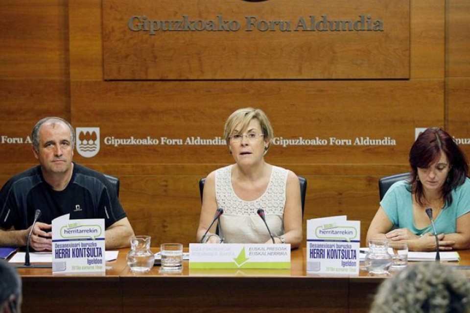 Garbiñe Errekondo, Arantza Ruiz de Larrinaga y Ramón Urruzmendi en la rueda de prensa. Foto: Efe.