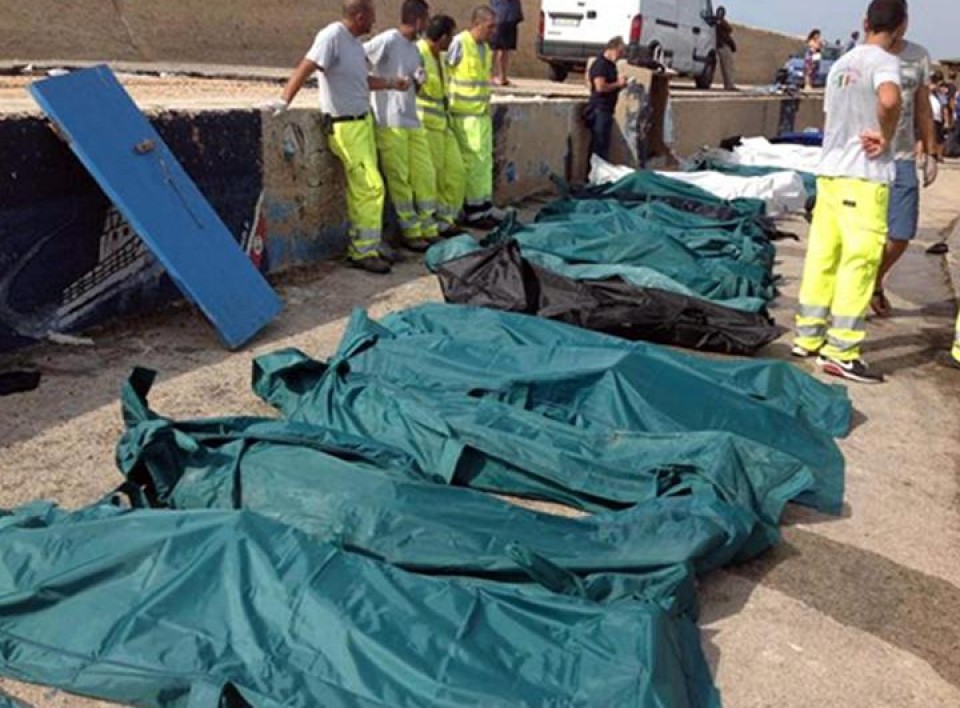 Algunos de los cadáveres trasladados al muelle del puerto. Foto: Efe.