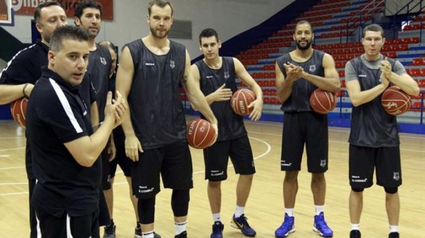 Rafa Pueyo entrenatzailea, Bilbao Basketeko zenbait jokalarirekin. Efe.