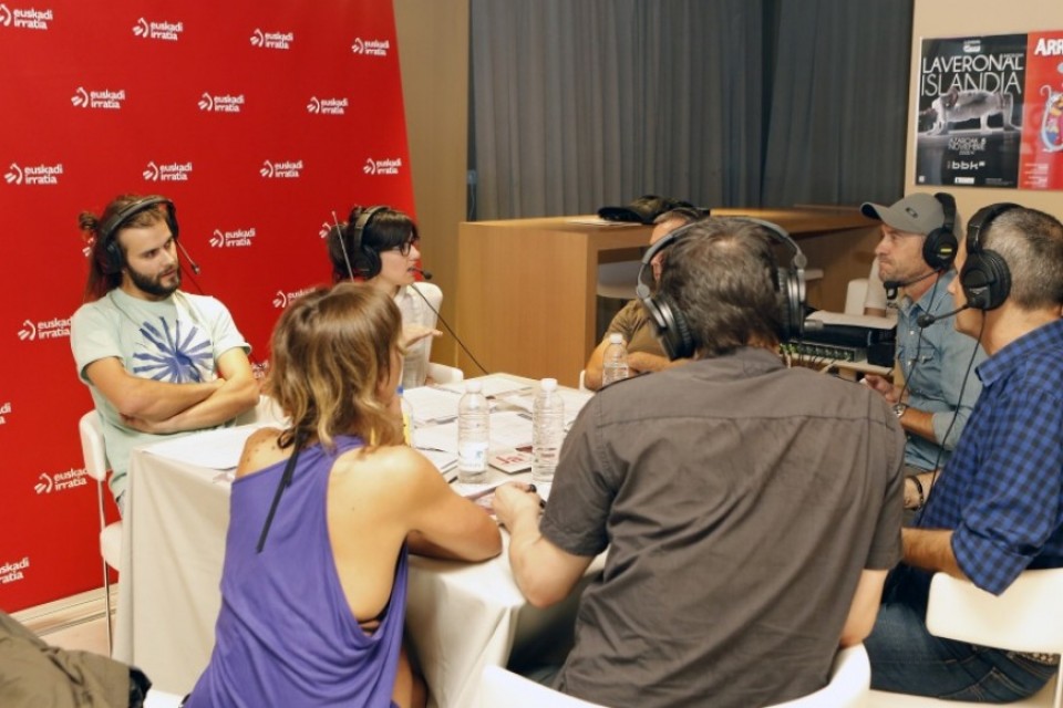 Hiri Gorrian-eko aurkezleak Fermin Muguruza, Gari, Roberto Moso eta Fermin Etxegoienekin