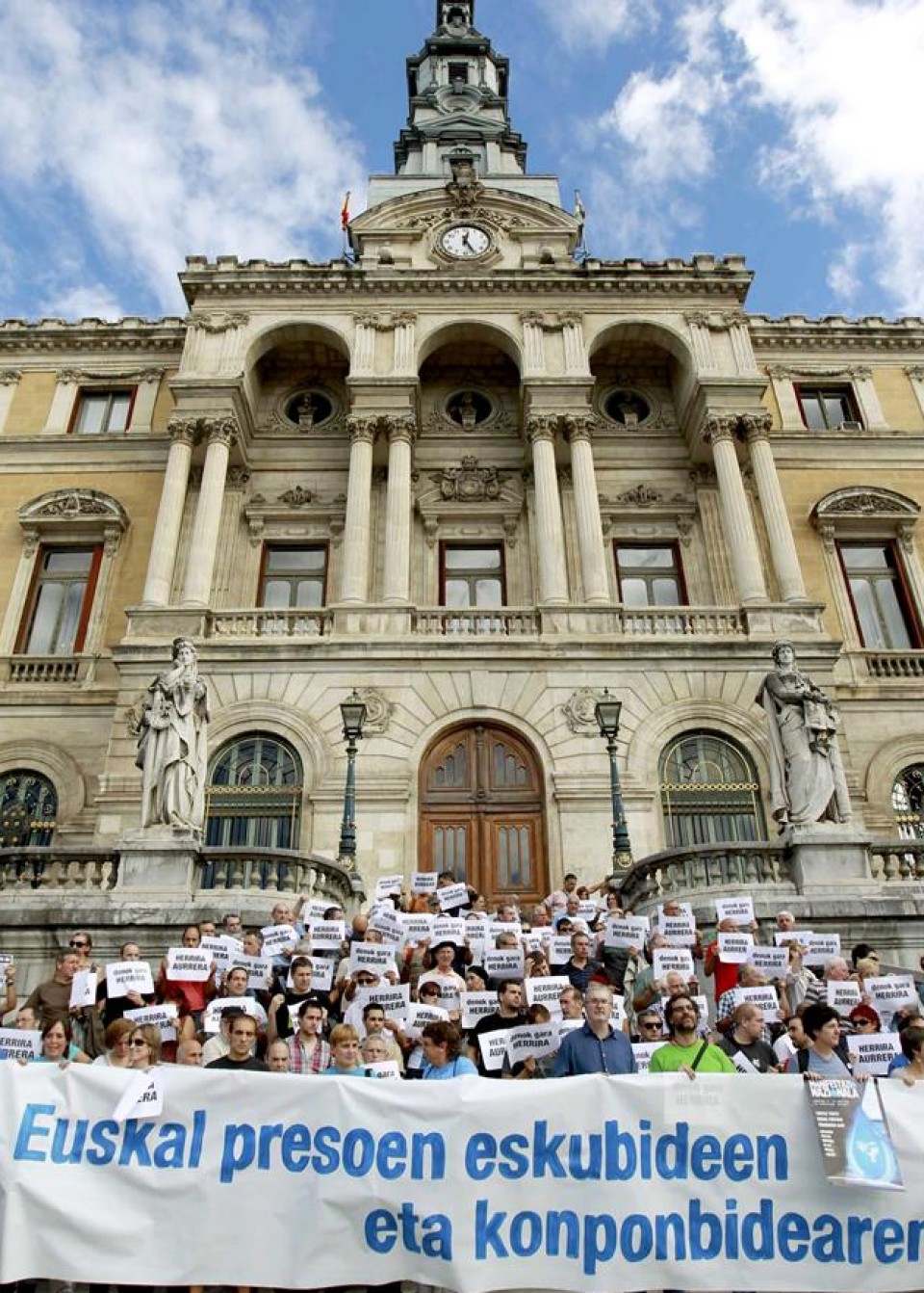 Imagen de la concentración realizada en el ayuntamiento de Bilbao. Foto: EiTB.