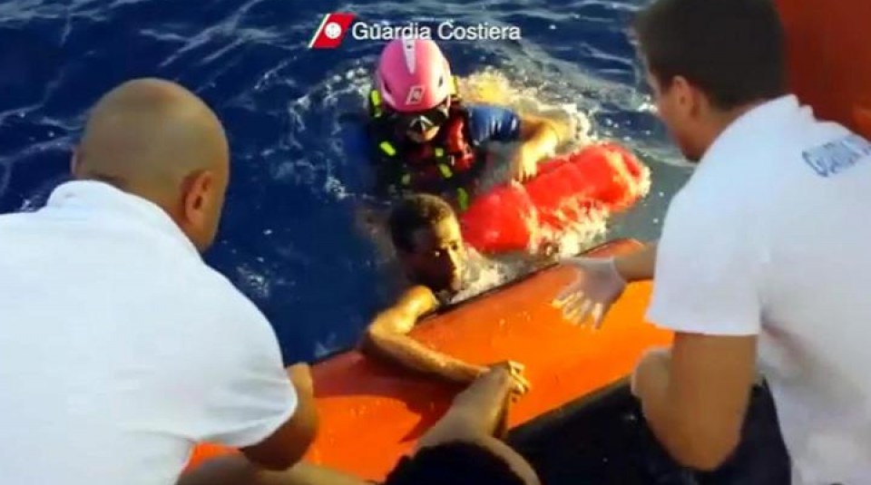 Continúan las labores de rescate de los inmigrantes en Lampedusa