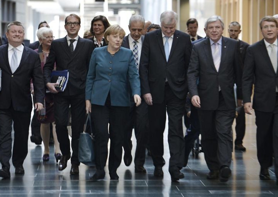 Angela Merkel dirigiéndose a la reunión con el Partido Social Demócrata. Foto: EFE