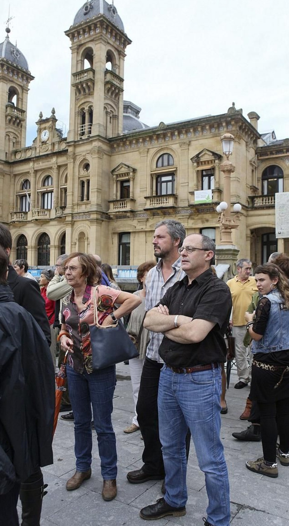 El alcalde de Donostia Juan Carlos Izagirre en la concentración en favor de Herrira. EFE