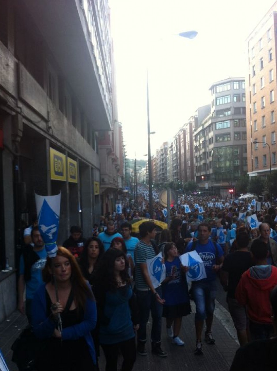 La calle Autonomia, abarrotada de gente. EiTB