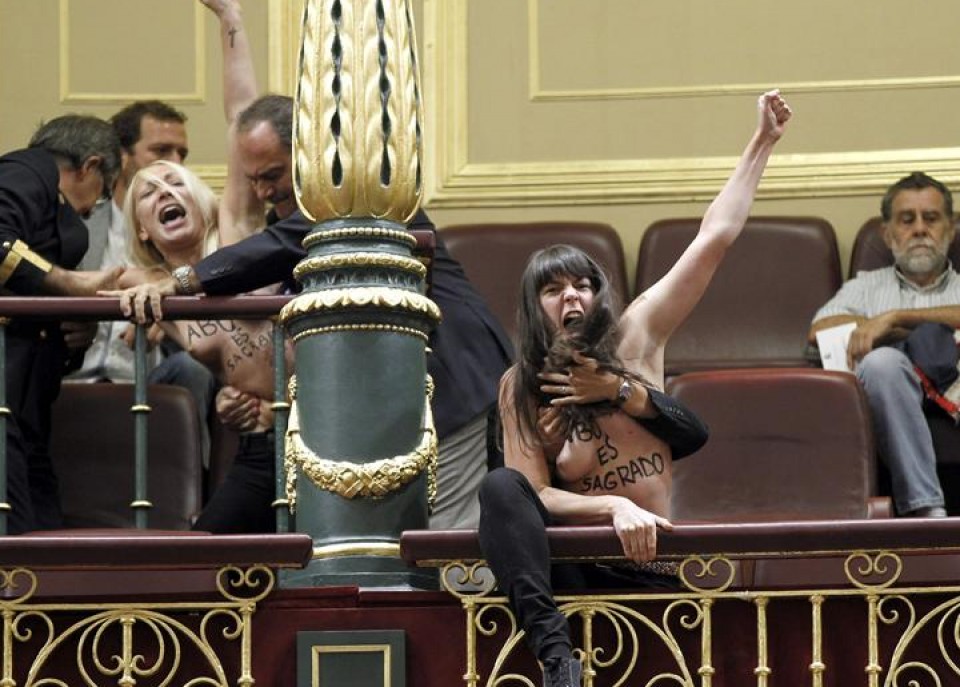 Ekintzaileetako bat Espainiako Femen mugimenduko burua da. Irudia: EFE