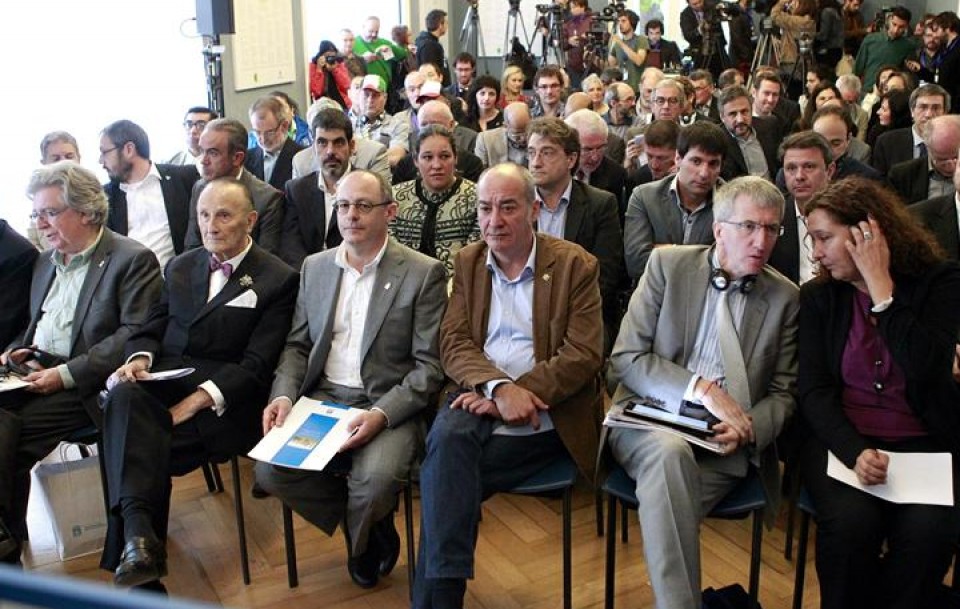 El alcalde de Donostia, con Martin Garitano y el alcalde de Belfast. EFE.