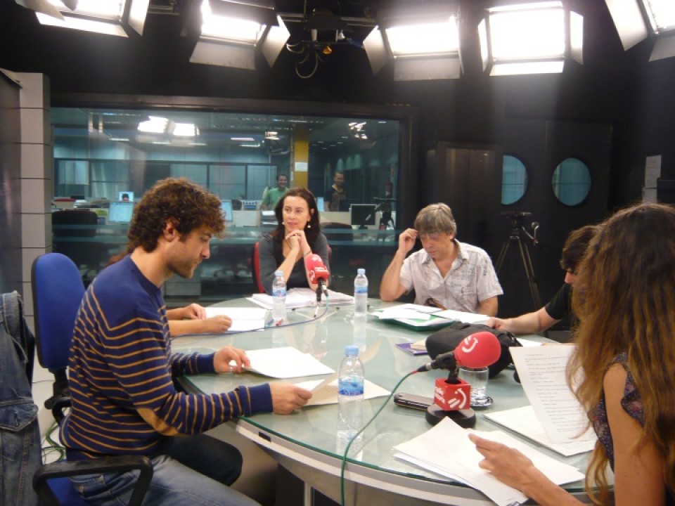 Ensayo de 'Bertso larria' bajo la dirección de Carmen San Esteban y Kike Loyola, ayudante de dirección