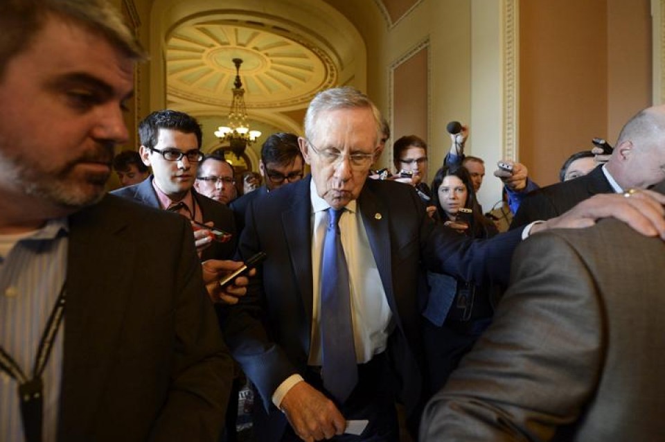 El demócrata Harry Raid a la salida de la reunión con el republicano Mitch McConnell. Foto: EFE