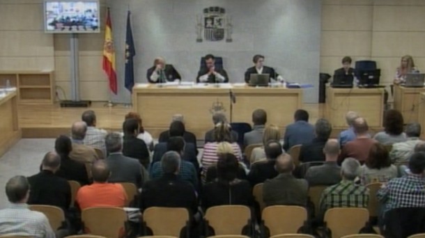 Los imputados, durante la primera sesión. EITB.