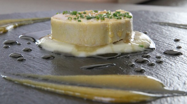 Foie gras takoa, sagar purea erromeroarekin eta ziape karameluarekin