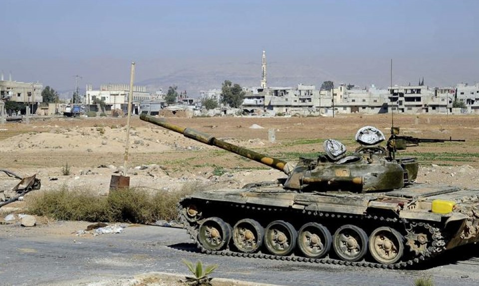 Un tanque vigila una zona de guerra en Siria. Efe.
