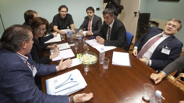 Reunión mantenida esta mañana en Vitoria. Foto: EFE