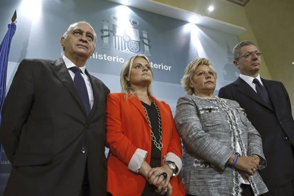 Ángeles Pedraza y Mari Mar Blanco junto a los ministros de Justicia e Interior. Foto: EFE