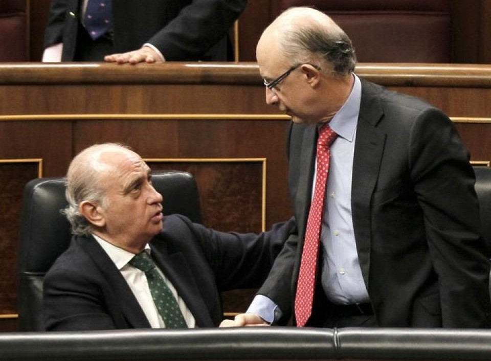 El ministro de Hacienda, Cristobal Montoro, de pie en el Congreso de los Diputados. EFE