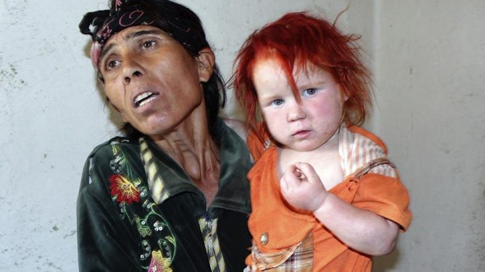 La supuesta madre y hermana da "María", la niña hallada en Grecia. Foto: EFE