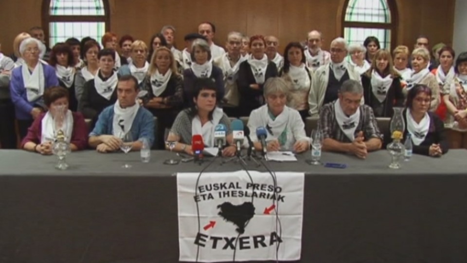 Etxerat la asociación de familiares de presos ha hecho la rueda de prensa en Pamplona. Foto: EiTB