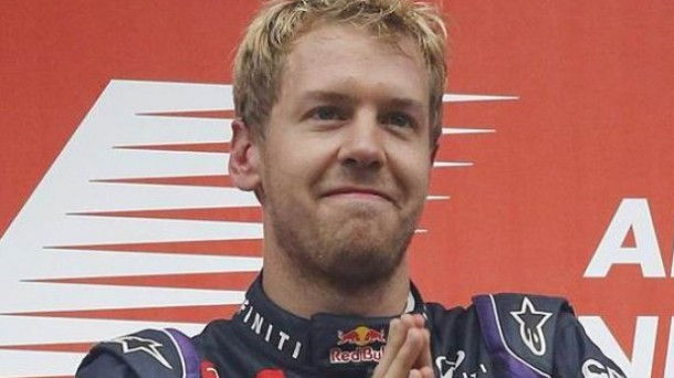 Sebastian Vettel, hunkituta, Indiako Sari Nagusiko podiumean. Efe.