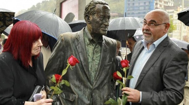 José Antonio Pastor, junto a la estatua en recuerdo a Ramón Rubial y la hija de este. Foto: Efe.