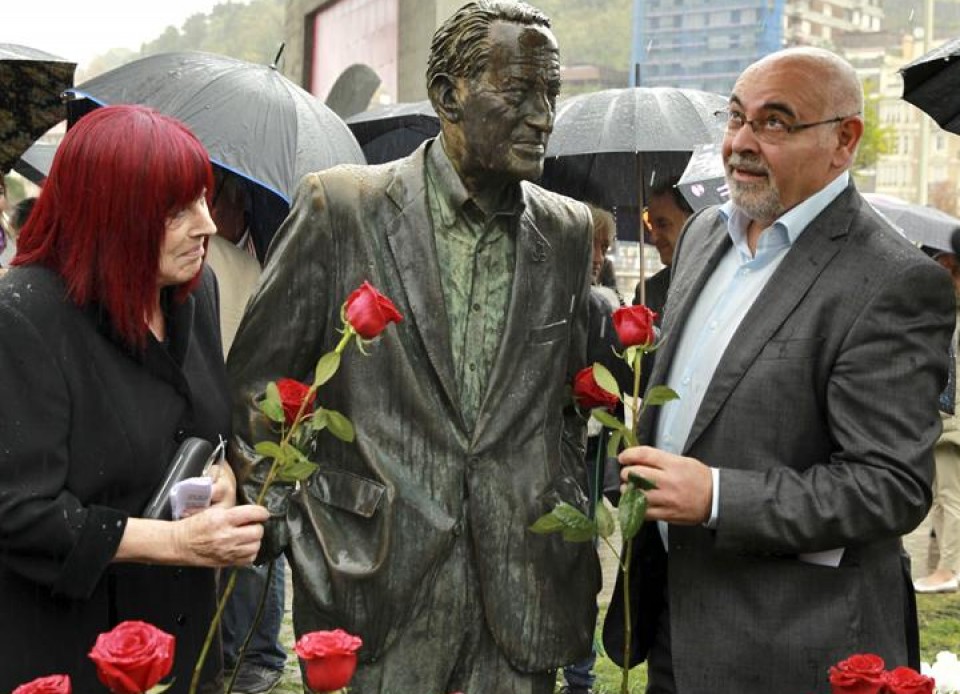 José Antonio Pastor, junto a la estatua en recuerdo a Ramón Rubial y la hija de este. Foto: Efe.
