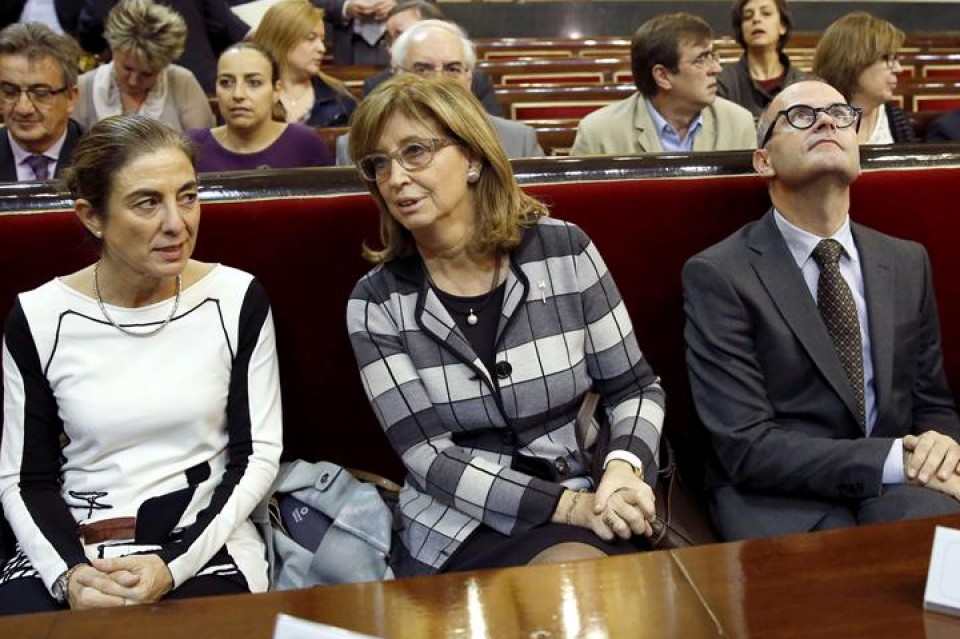 La consejera de educación Cristina Uriarte y su homóloga catalana, en una cotación el Senado. EFE