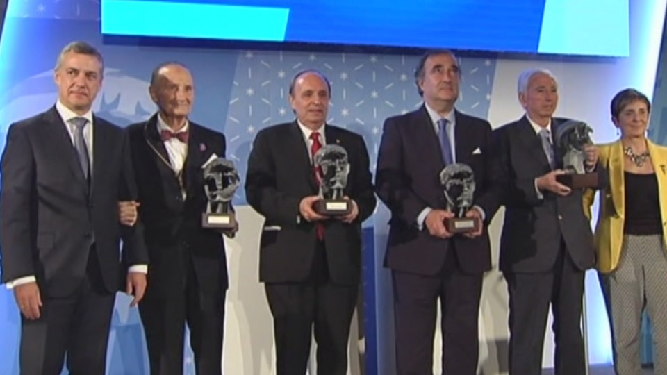 El lehendakari Iñigo Urkullu junto a los galardonados en los premios Joxemari Korta