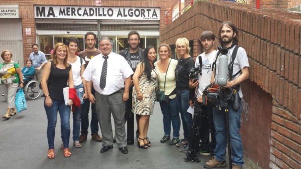 El equipo se saca una foto a la entrada del mercadillo. Foto; EiTB