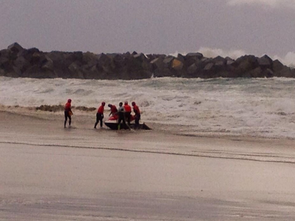 Efectivos de la Cruz Roja rescatan a dos surfistas. Foto: @jzubiaurre