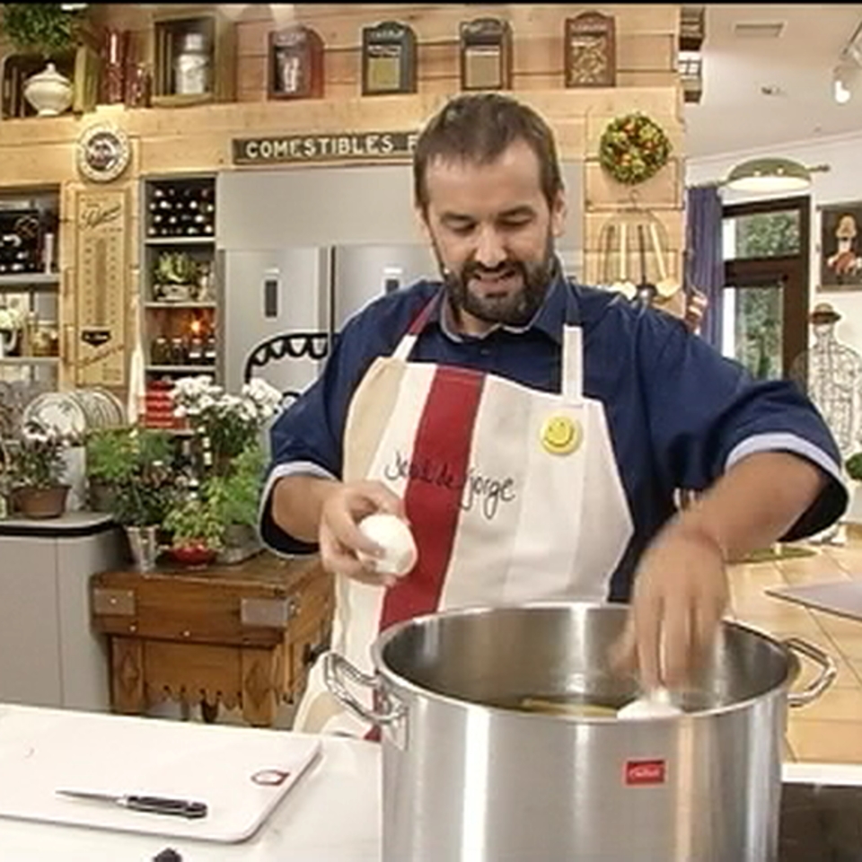 David De Jorge prepara caldo de pollo