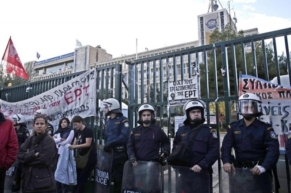 Poliziako agenteak, ERTren egoitza babesten. Argazkia: Efe.