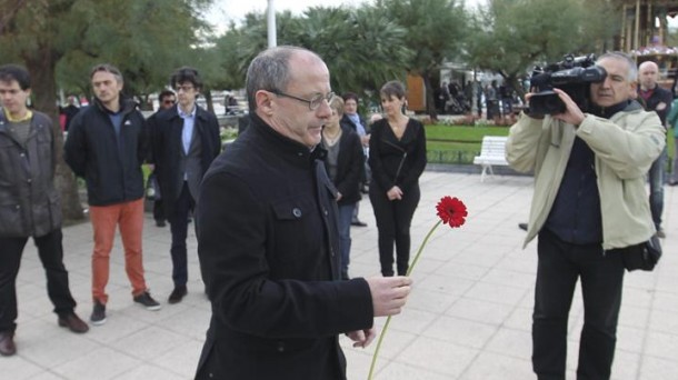 El alcalde de Donostia ha depositado una flor frente al monólito de Alderdi Eder. Foto: EFE