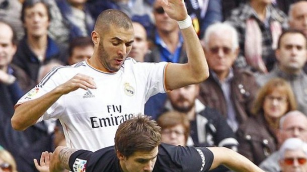 Benzema eta Iñigo Martiez, Bernabeun jokatutako partidan. Efe.