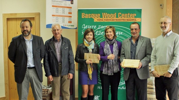 Los premiados junto a Peli Manterola (Gobierno Vasco), Manuel Araucua (MIME) e Irene Pardo (DFB).
