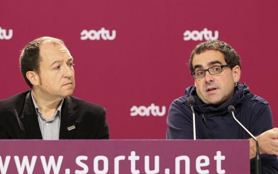 El portavoz de Sortu, Pernando Barrena, y el concejal de Oñati, Iosu Lizarralde. Foto: EFE